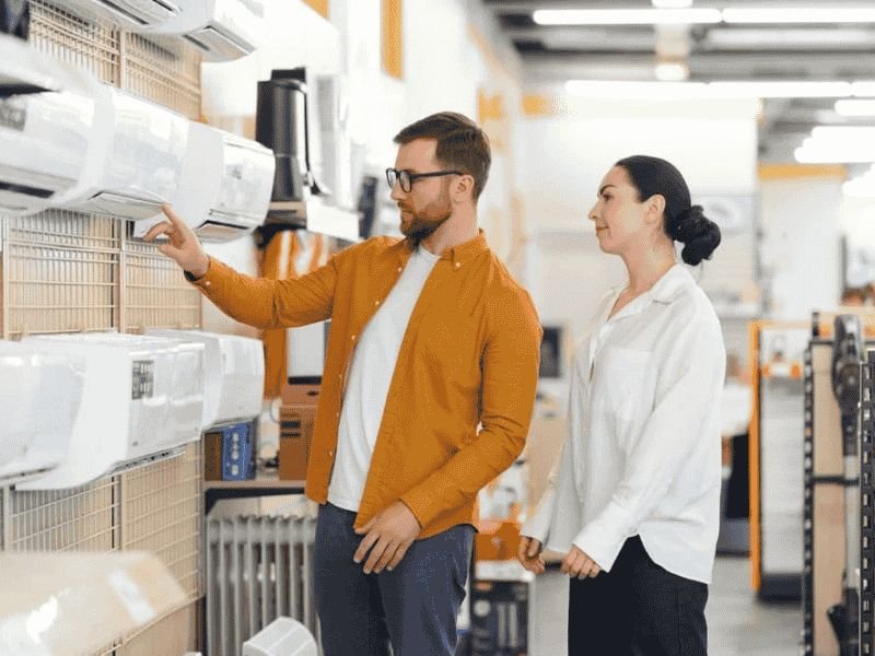 Ofertas Palmas analisando modelos de ar-condicionado split em loja de eletrodomésticos