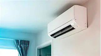 Ar-condicionado inverter moderno instalado em ambiente residencial, ideal para clima quente de Palmas TO