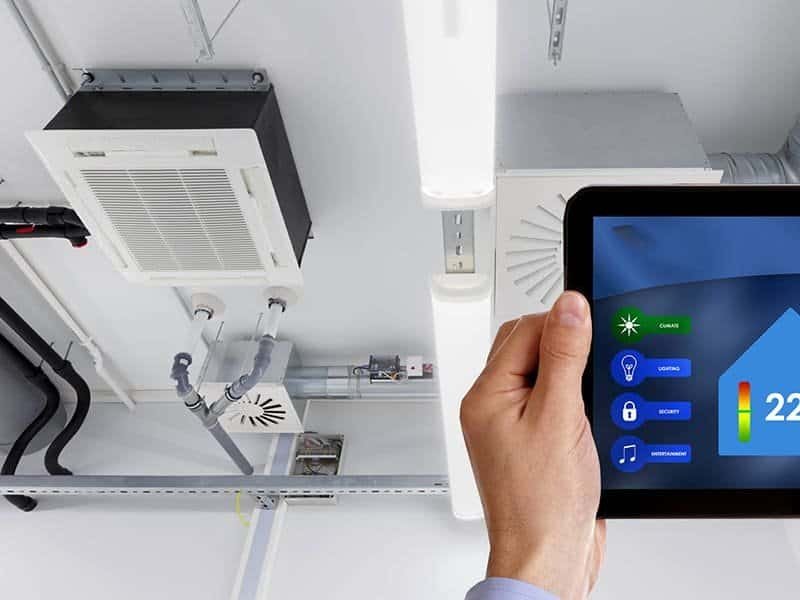 Controle de ar condicionado via tablet em instalação moderna de climatização.